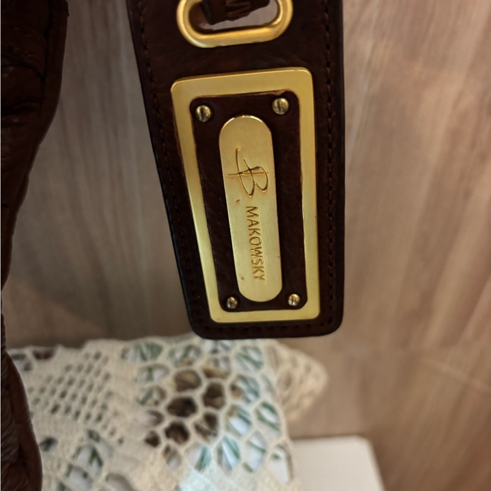 B. Makowsky Elegant Brown Pebbled Leather Crossbody Bag with Gold Details - Picture 3 of 11